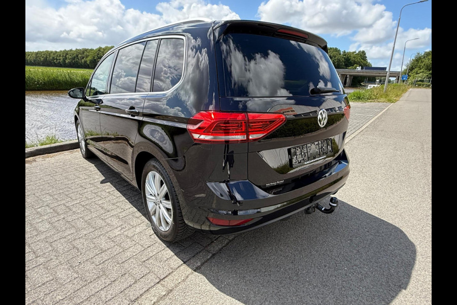Volkswagen Touran 1.5 TSI Highline 7p / PANODAK / TREKHAAK / NAVI / LED / ETC..