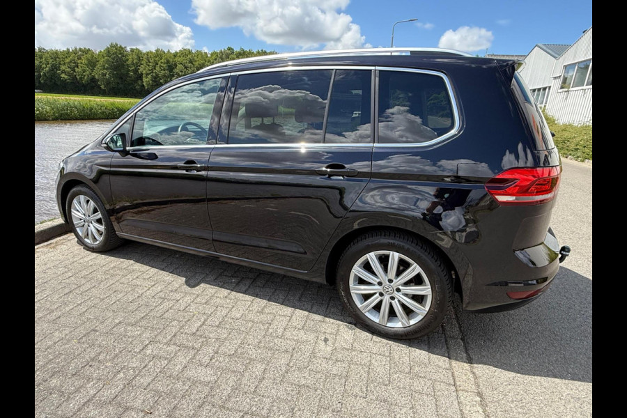 Volkswagen Touran 1.5 TSI Highline 7p / PANODAK / TREKHAAK / NAVI / LED / ETC..