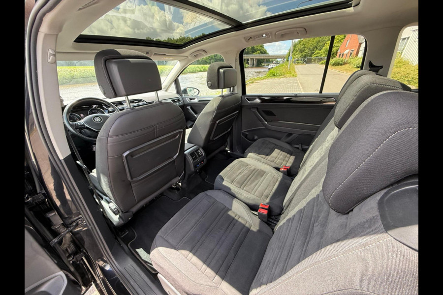 Volkswagen Touran 1.5 TSI Highline 7p / PANODAK / TREKHAAK / NAVI / LED / ETC..