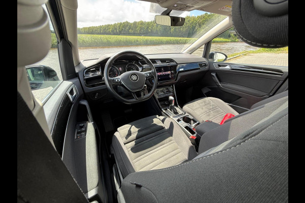 Volkswagen Touran 1.5 TSI Highline 7p / PANODAK / TREKHAAK / NAVI / LED / ETC..