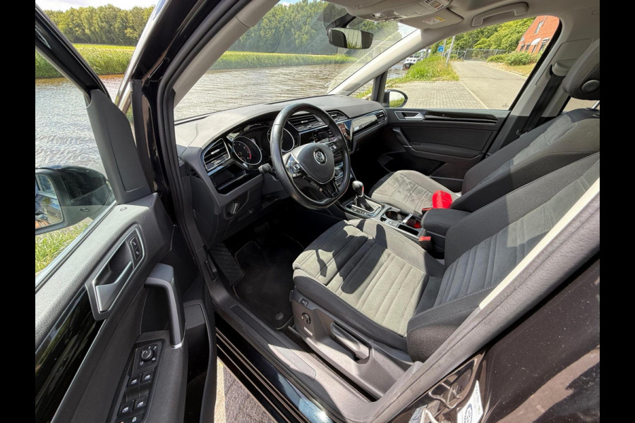 Volkswagen Touran 1.5 TSI Highline 7p / PANODAK / TREKHAAK / NAVI / LED / ETC..