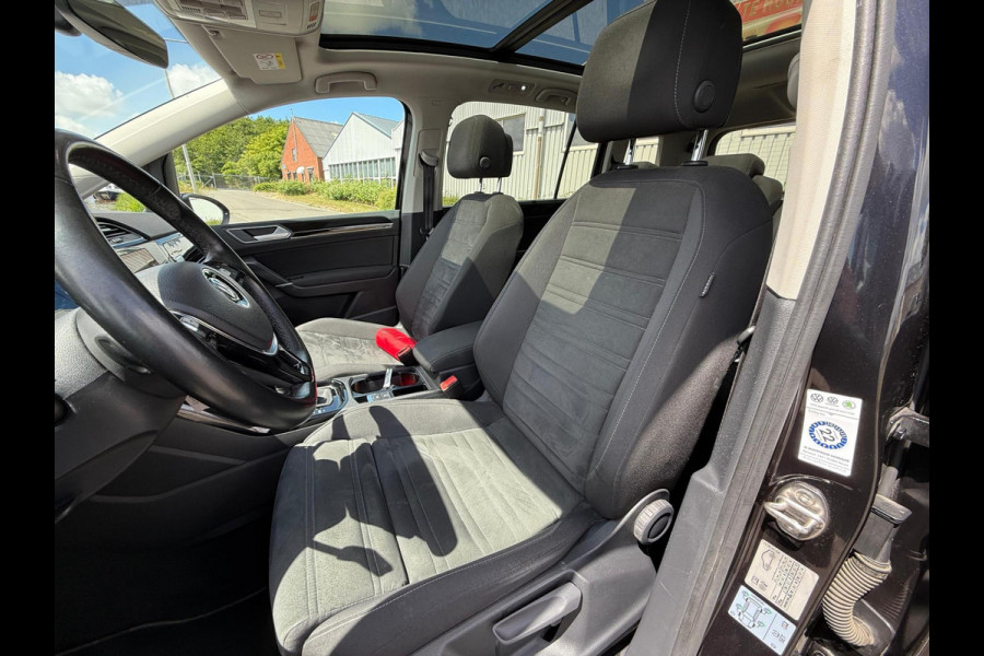 Volkswagen Touran 1.5 TSI Highline 7p / PANODAK / TREKHAAK / NAVI / LED / ETC..