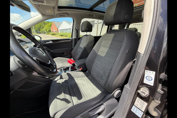 Volkswagen Touran 1.5 TSI Highline 7p / PANODAK / TREKHAAK / NAVI / LED / ETC..