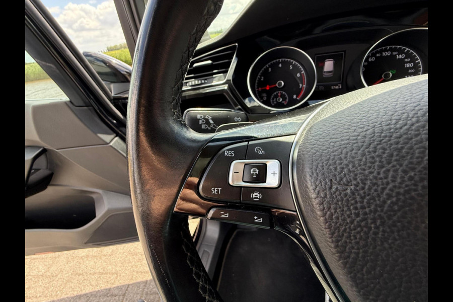 Volkswagen Touran 1.5 TSI Highline 7p / PANODAK / TREKHAAK / NAVI / LED / ETC..