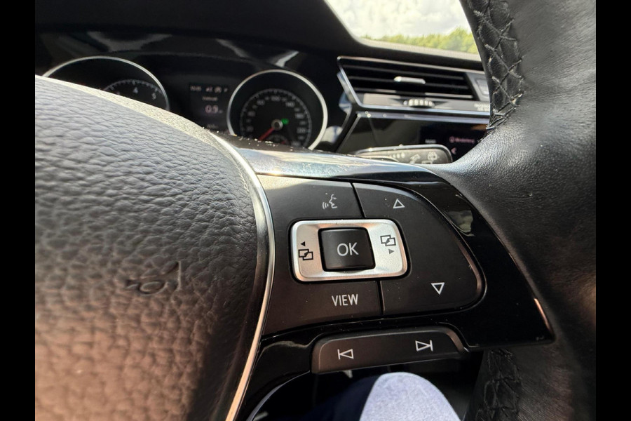 Volkswagen Touran 1.5 TSI Highline 7p / PANODAK / TREKHAAK / NAVI / LED / ETC..