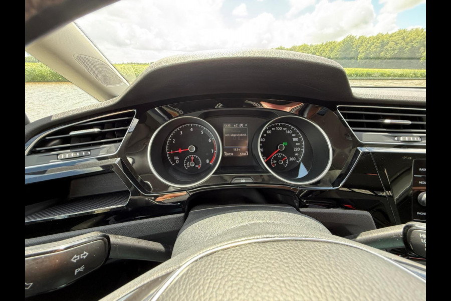 Volkswagen Touran 1.5 TSI Highline 7p / PANODAK / TREKHAAK / NAVI / LED / ETC..