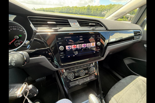 Volkswagen Touran 1.5 TSI Highline 7p / PANODAK / TREKHAAK / NAVI / LED / ETC..