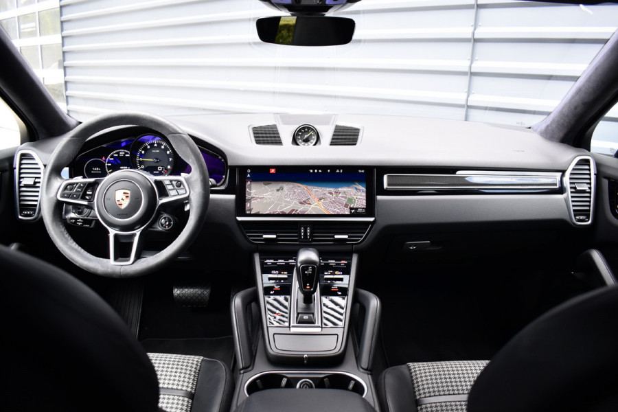 Porsche Cayenne Coupé 3.0 E-Hybrid 462pk Lightweight Package | Carbon Exterieur | Carbon Dak | 22'' GT Design Wielen | Sportuitlaat |