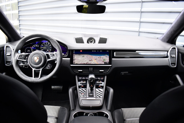 Porsche Cayenne Coupé 3.0 E-Hybrid 462pk Lightweight Package | Carbon Exterieur | Carbon Dak | 22'' GT Design Wielen | Sportuitlaat |