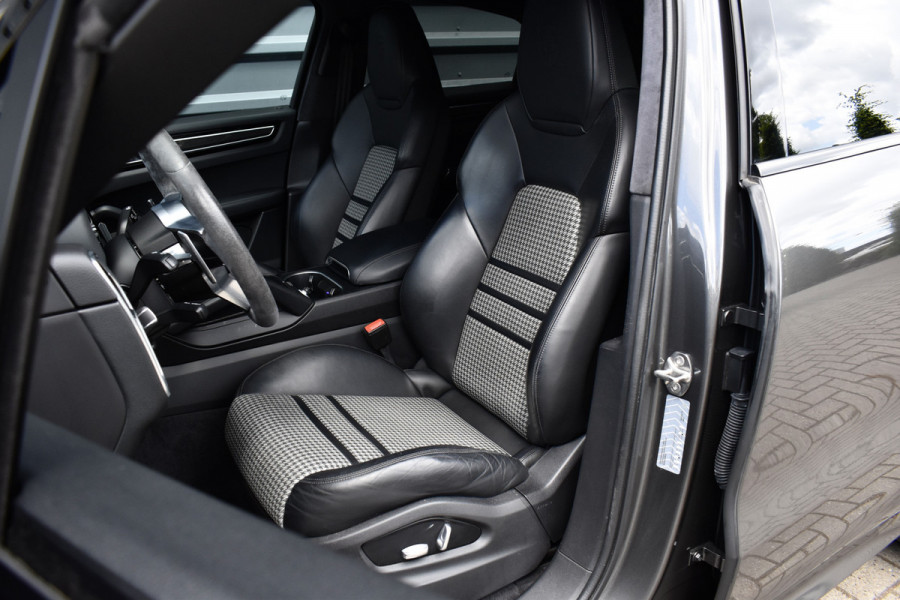 Porsche Cayenne Coupé 3.0 E-Hybrid 462pk Lightweight Package | Carbon Exterieur | Carbon Dak | 22'' GT Design Wielen | Sportuitlaat |