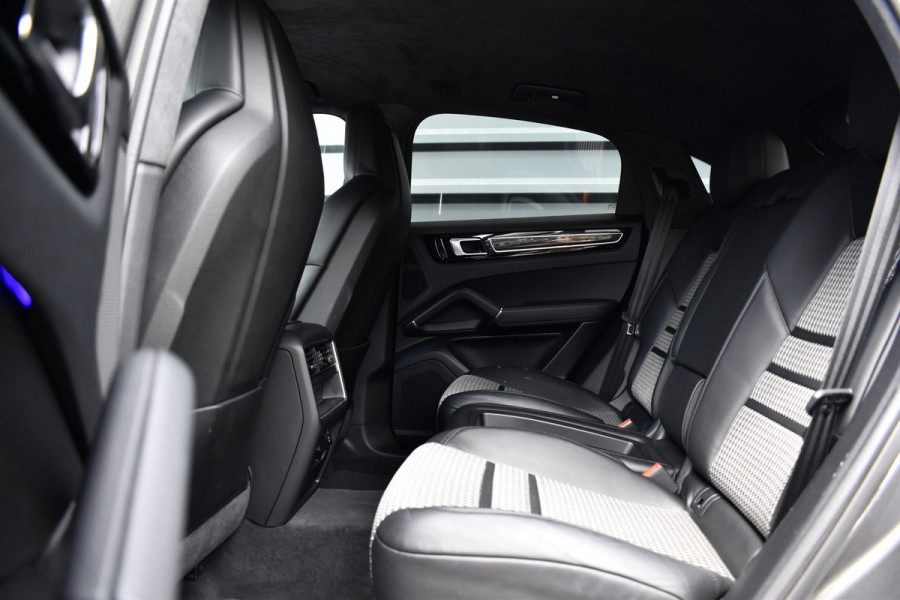 Porsche Cayenne Coupé 3.0 E-Hybrid 462pk Lightweight Package | Carbon Exterieur | Carbon Dak | 22'' GT Design Wielen | Sportuitlaat |