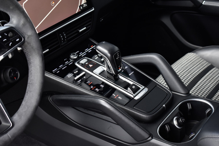 Porsche Cayenne Coupé 3.0 E-Hybrid 462pk Lightweight Package | Carbon Exterieur | Carbon Dak | 22'' GT Design Wielen | Sportuitlaat |