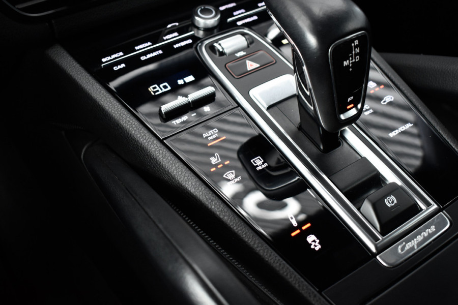 Porsche Cayenne Coupé 3.0 E-Hybrid 462pk Lightweight Package | Carbon Exterieur | Carbon Dak | 22'' GT Design Wielen | Sportuitlaat |