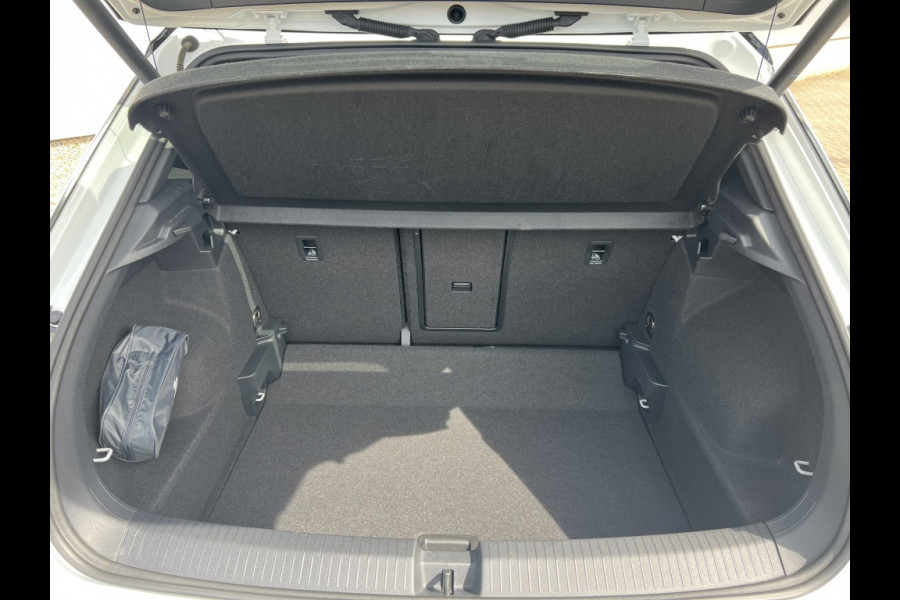Volkswagen T-Roc 1.5 TSI R-LINE, VIRTUAL COCKPIT, KEYLESS, CAMERA