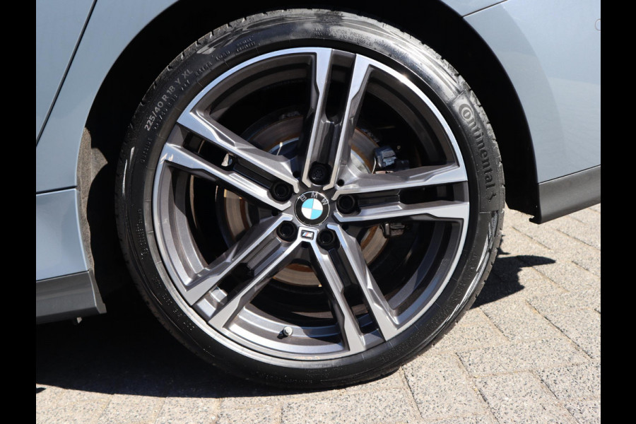 BMW 2 Serie Gran Coupé 220i M Sport High Executive | Panodak | Stuurwiel verwarmd | ambient |