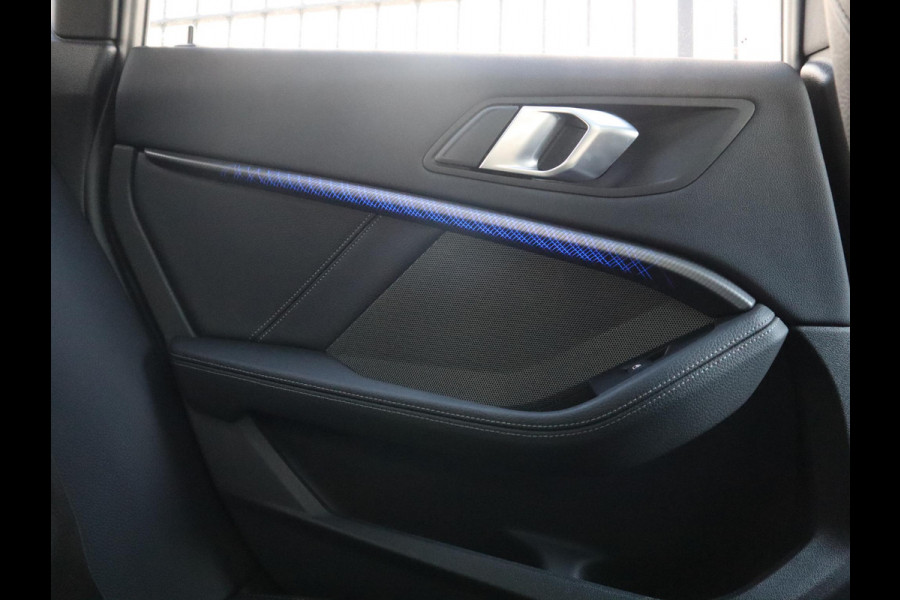 BMW 2 Serie Gran Coupé 220i M Sport High Executive | Panodak | Stuurwiel verwarmd | ambient |