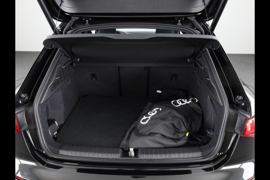 Audi A3 Sportback 40 TFSI e S edition 204 pk S-tronic | Verlengde garantie | Navigatie | Trekhaak (afneembaar) | Parkeersensoren (Park assist) | Adaptieve cruise control | Stoelverwarming | S-line |