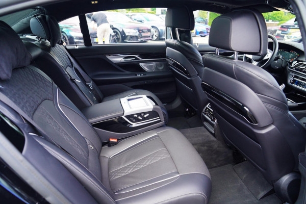 BMW 7 Serie M760Li xDrive High Executive | Massage | TV | Koelbox | HuD | BMW Drive Assisted | 360 cam | Stoelkoeling | Bowers |