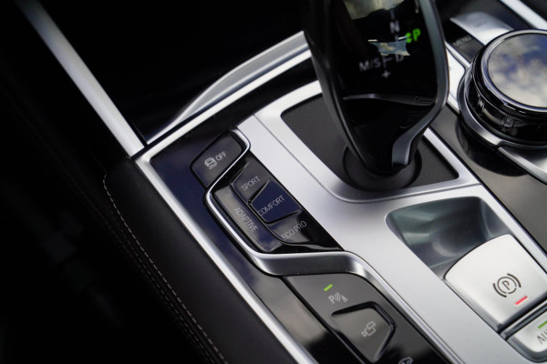 BMW 7 Serie M760Li xDrive High Executive | Massage | TV | Koelbox | HuD | BMW Drive Assisted | 360 cam | Stoelkoeling | Bowers |