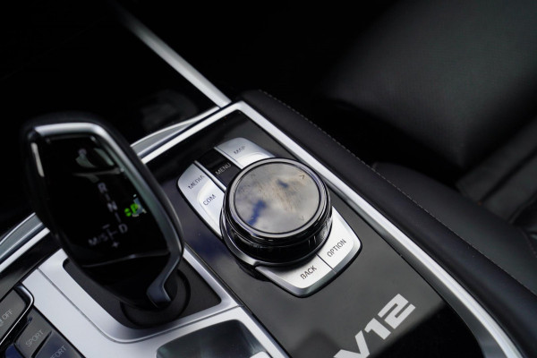 BMW 7 Serie M760Li xDrive High Executive | Massage | TV | Koelbox | HuD | BMW Drive Assisted | 360 cam | Stoelkoeling | Bowers |