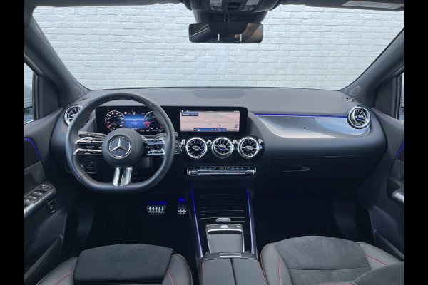 Mercedes-Benz B-Klasse 200 AMG Line | Pano | Trekhaak | Camera | Ambient Light | Dodehoek | Keyless