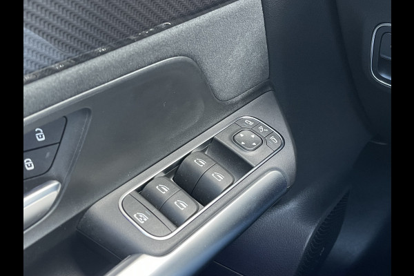 Mercedes-Benz B-Klasse 200 AMG Line | Pano | Trekhaak | Camera | Ambient Light | Dodehoek | Keyless