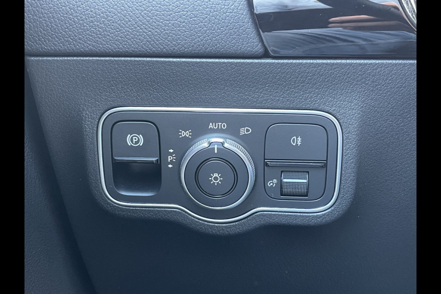 Mercedes-Benz B-Klasse 200 AMG Line | Pano | Trekhaak | Camera | Ambient Light | Dodehoek | Keyless