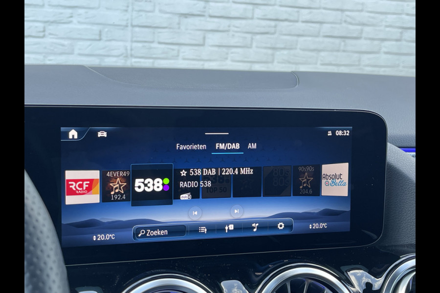 Mercedes-Benz B-Klasse 200 AMG Line | Pano | Trekhaak | Camera | Ambient Light | Dodehoek | Keyless