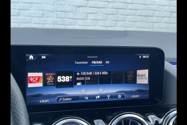 Mercedes-Benz B-Klasse 200 AMG Line | Pano | Trekhaak | Camera | Ambient Light | Dodehoek | Keyless
