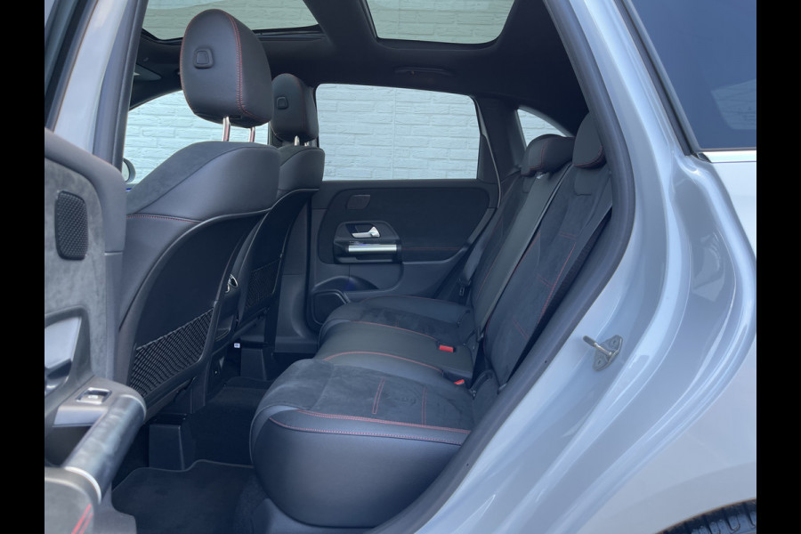 Mercedes-Benz B-Klasse 200 AMG Line | Pano | Trekhaak | Camera | Ambient Light | Dodehoek | Keyless