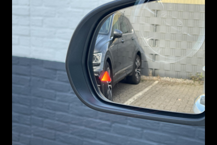 Mercedes-Benz B-Klasse 200 AMG Line | Pano | Trekhaak | Camera | Ambient Light | Dodehoek | Keyless