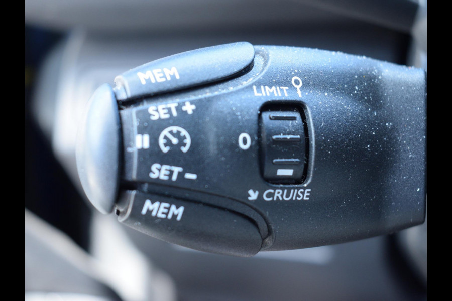Peugeot 3008 1.2 PureTech Allure NIEUWE DISTRIBUTIE | TREKHAAK | ACHTERUITRIJCAMERA MET SENSOREN | NAVIGATIE | E.C.C. |