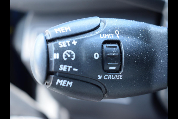 Peugeot 3008 1.2 PureTech Allure NIEUWE DISTRIBUTIE | TREKHAAK | ACHTERUITRIJCAMERA MET SENSOREN | NAVIGATIE | E.C.C. |
