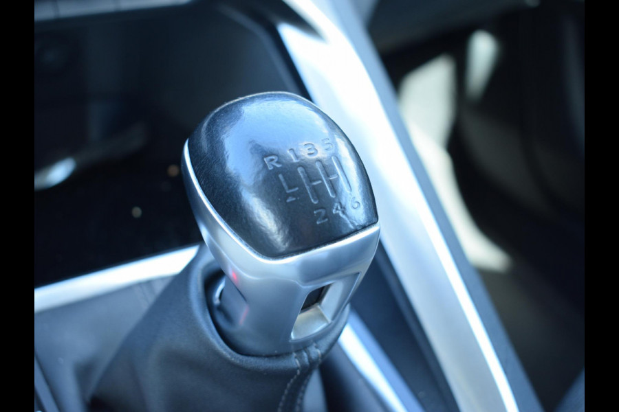 Peugeot 3008 1.2 PureTech Allure NIEUWE DISTRIBUTIE | TREKHAAK | ACHTERUITRIJCAMERA MET SENSOREN | NAVIGATIE | E.C.C. |