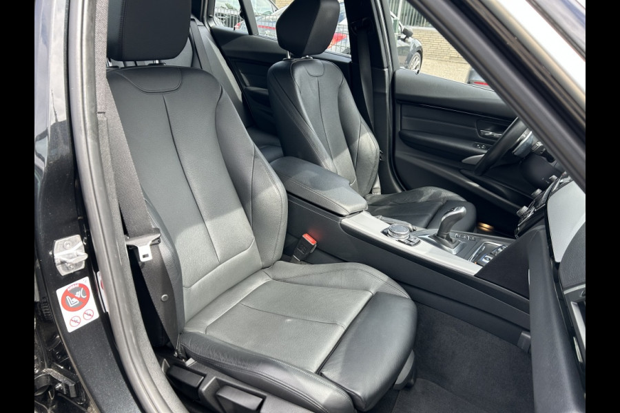 BMW 3 Serie Touring 320i Sp.L Exec.