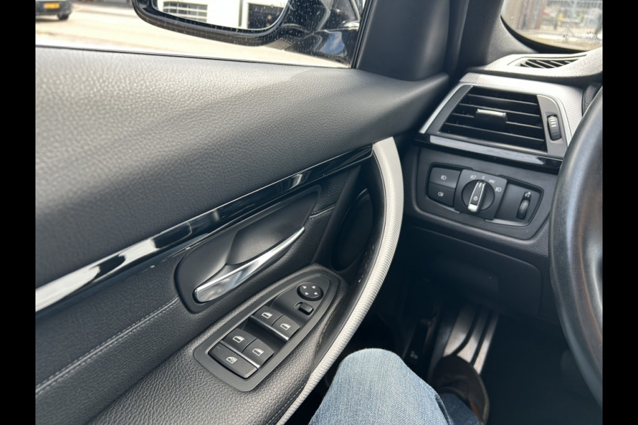 BMW 3 Serie Touring 320i Sp.L Exec.