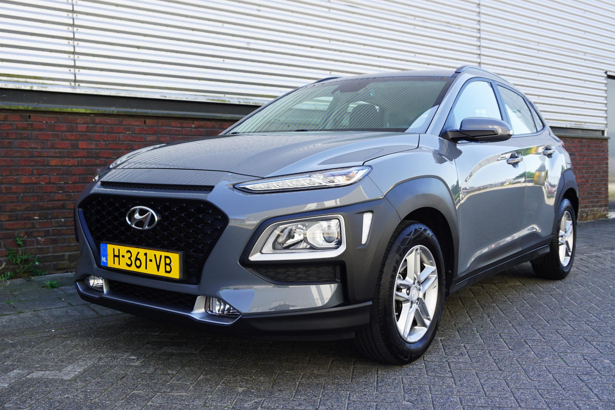 Hyundai Kona 1.0 T-GDI 120PK/Navigatie/LED/ECC/Cruisecontrol/ Rijklaarprijs Incl. Garantie. Hyundai Kona 1.0 T-GDI 120PK/Navigatie/LED/ECC/Cruisecontrol/ Rijklaarprijs Incl. Garantie.