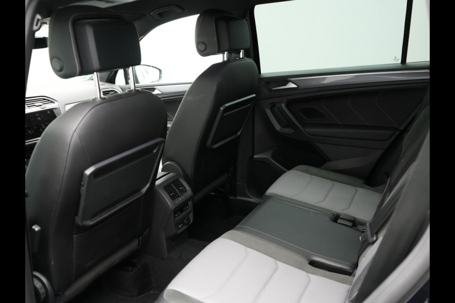 Volkswagen Tiguan Allspace 1.5 TSI R-Line DSG 150 pk | Trekhaak af Fabriek | Adaptive Cruise | Carplay | Camera | Spraakbediening |
