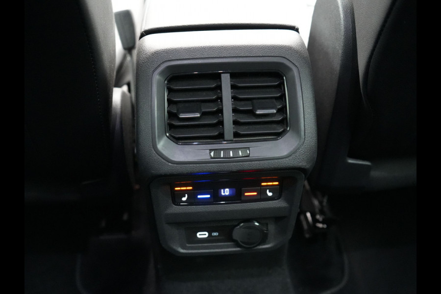 Volkswagen Tiguan Allspace 1.5 TSI R-Line DSG 150 pk | Trekhaak af Fabriek | Adaptive Cruise | Carplay | Camera | Spraakbediening |