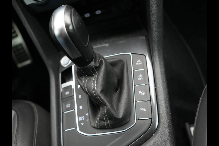 Volkswagen Tiguan Allspace 1.5 TSI R-Line DSG 150 pk | Trekhaak af Fabriek | Adaptive Cruise | Carplay | Camera | Spraakbediening |