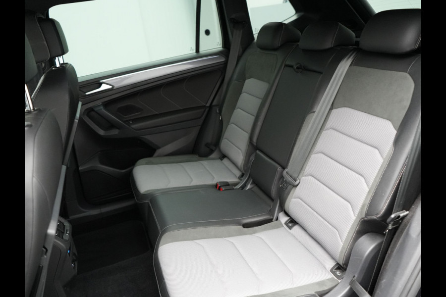 Volkswagen Tiguan Allspace 1.5 TSI R-Line DSG 150 pk | Trekhaak af Fabriek | Adaptive Cruise | Carplay | Camera | Spraakbediening |