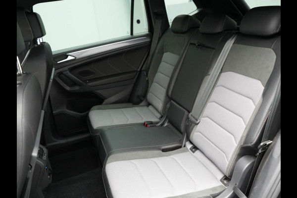 Volkswagen Tiguan Allspace 1.5 TSI R-Line DSG 150 pk | Trekhaak af Fabriek | Adaptive Cruise | Carplay | Camera | Spraakbediening |
