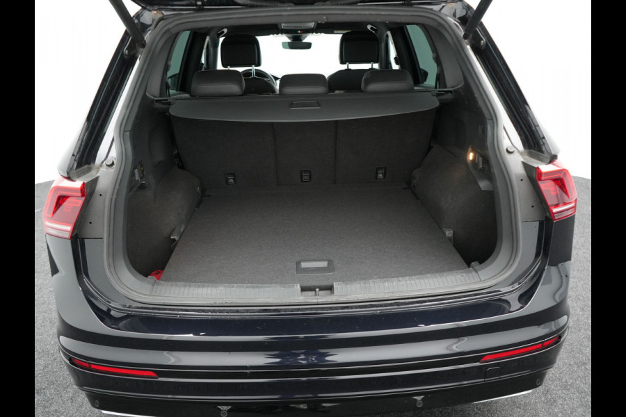 Volkswagen Tiguan Allspace 1.5 TSI R-Line DSG 150 pk | Trekhaak af Fabriek | Adaptive Cruise | Carplay | Camera | Spraakbediening |