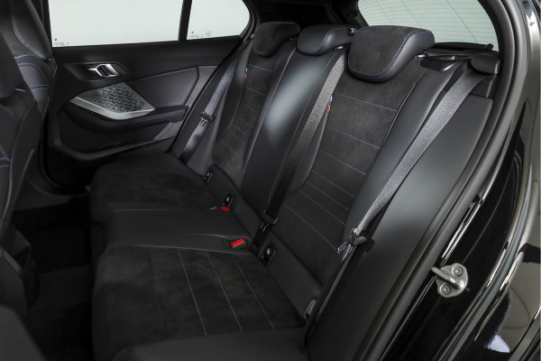 BMW 1-serie 120 M Sport (Nieuw Model) - Automaat | Dig. Cockpit | Adapt. Cruise | Stoelverw. | PDC | Camera | NAV + App. Connect | ECC | DAB | LM 18" | 4265
