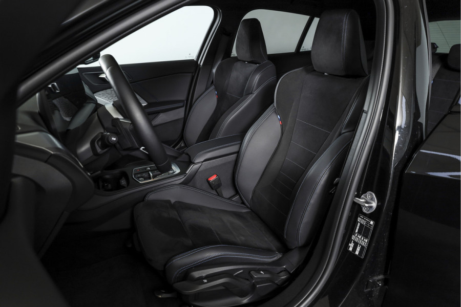 BMW 1-serie 120 M Sport (Nieuw Model) - Automaat | Dig. Cockpit | Adapt. Cruise | Stoelverw. | PDC | Camera | NAV + App. Connect | ECC | DAB | LM 18" | 4265