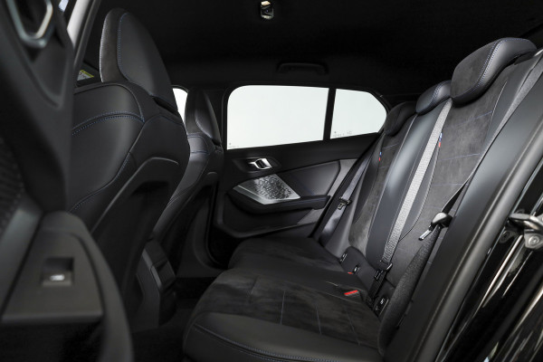 BMW 1-serie 120 M Sport (Nieuw Model) - Automaat | Dig. Cockpit | Adapt. Cruise | Stoelverw. | PDC | Camera | NAV + App. Connect | ECC | DAB | LM 18" | 4265