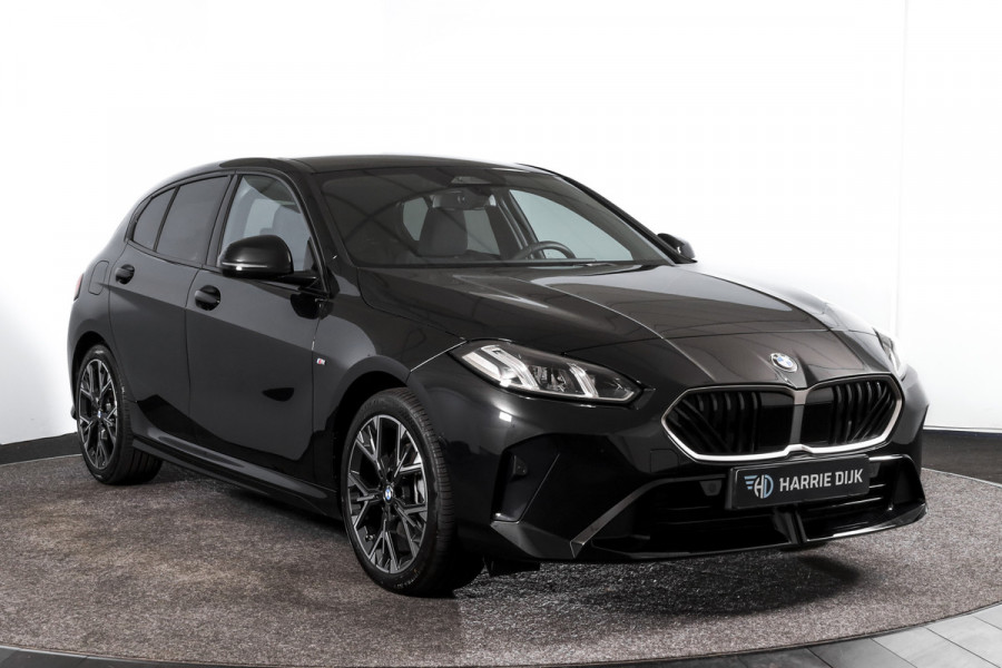 BMW 1-serie 120 M Sport (Nieuw Model) - Automaat | Dig. Cockpit | Adapt. Cruise | Stoelverw. | PDC | Camera | NAV + App. Connect | ECC | DAB | LM 18" | 4265