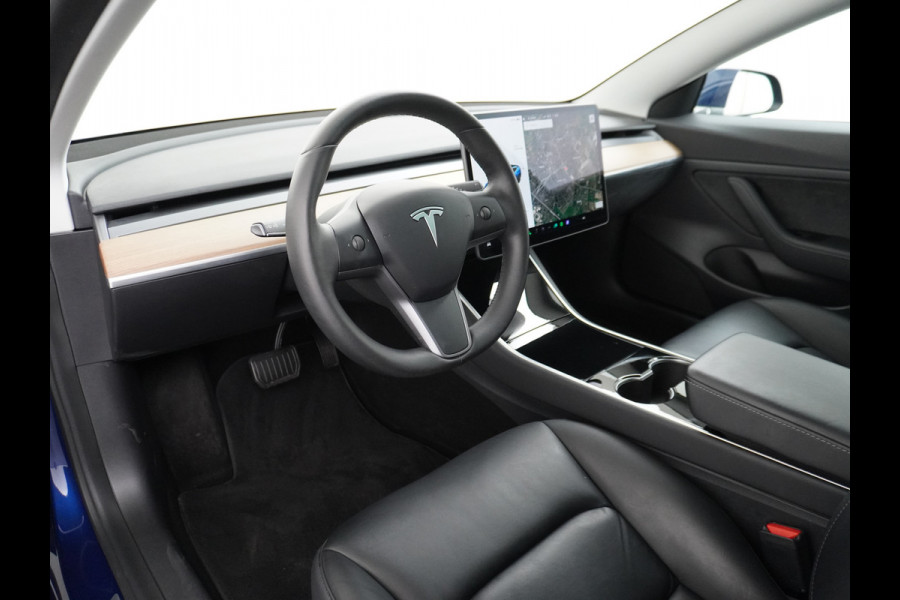 Tesla Model 3 RWD SR+ 60kWh 325PK Lmv 18" AutoPilot Leder PanoDak Adaptive-Cruise Lmv Camera's Elektr.-Stuur+Stoelen+Spiegels+Geheugen+Easy-En Navi LED Comfortstoelen ACC DAB Keyless en Voorverwarmen interieur via App One-Pedal-Drive Origineel Nederlandse auto tot 11kw laden thuis! Garantie Accu tot 10-03-2027 max 160.000km 1.584kg licht!