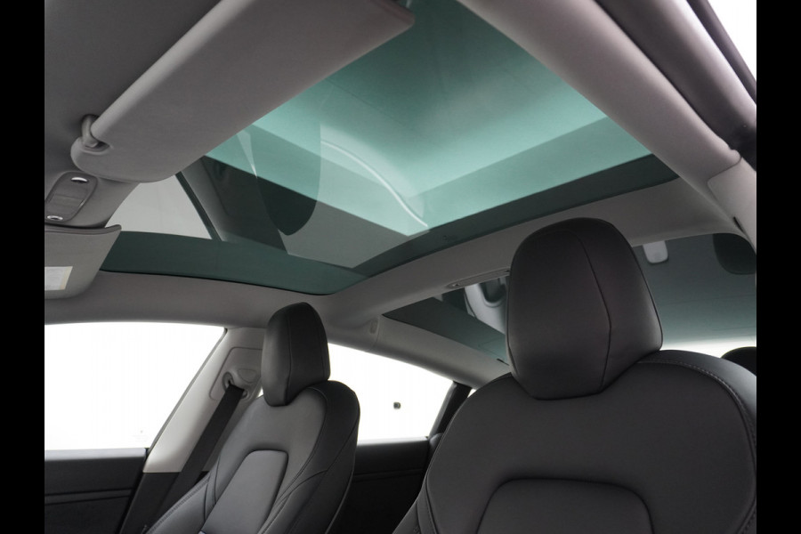 Tesla Model 3 RWD SR+ 60kWh 325PK Lmv 18" AutoPilot Leder PanoDak Adaptive-Cruise Lmv Camera's Elektr.-Stuur+Stoelen+Spiegels+Geheugen+Easy-En Navi LED Comfortstoelen ACC DAB Keyless en Voorverwarmen interieur via App One-Pedal-Drive Origineel Nederlandse auto tot 11kw laden thuis! Garantie Accu tot 10-03-2027 max 160.000km 1.584kg licht!