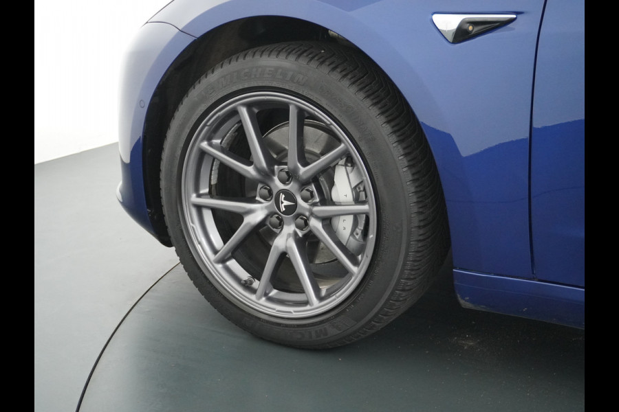 Tesla Model 3 RWD SR+ 60kWh 325PK Lmv 18" AutoPilot Leder PanoDak Adaptive-Cruise Lmv Camera's Elektr.-Stuur+Stoelen+Spiegels+Geheugen+Easy-En Navi LED Comfortstoelen ACC DAB Keyless en Voorverwarmen interieur via App One-Pedal-Drive Origineel Nederlandse auto tot 11kw laden thuis! Garantie Accu tot 10-03-2027 max 160.000km 1.584kg licht!